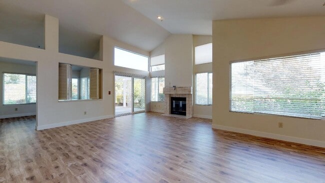 Building Photo - Gorgeous and Bright 2BR/2BA Home perfect f...