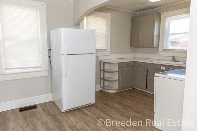 Building Photo - 102 Brittain Dr