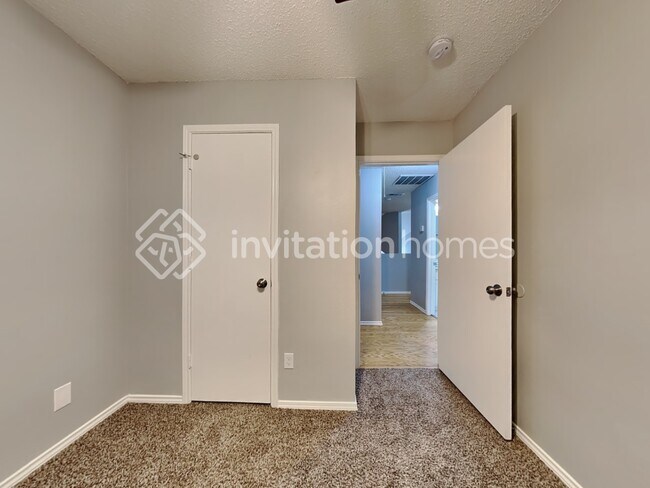 Building Photo - 1737 Creekbend Dr