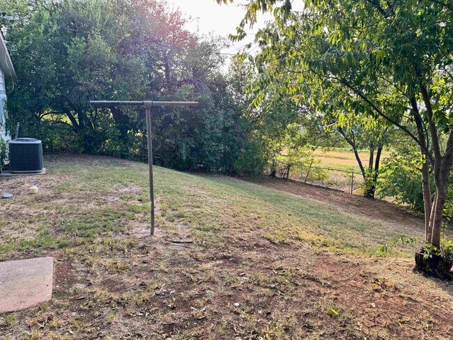 Building Photo - 2813 Roanoke Dr