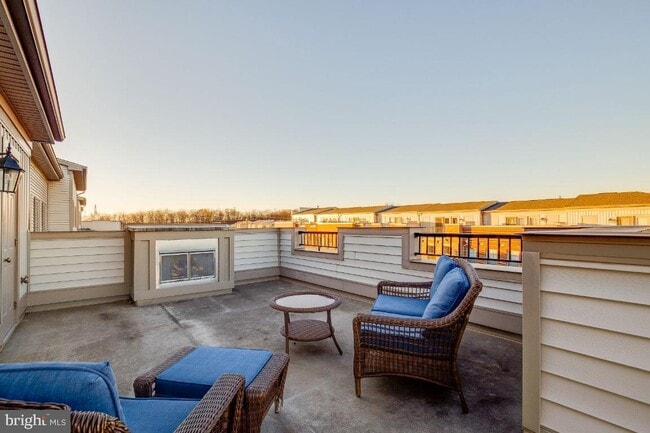 Building Photo - Stunning, light-filled end unit townhome in sought-after Brambleton community.