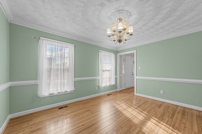 Building Photo - 832 Chalbourne Dr