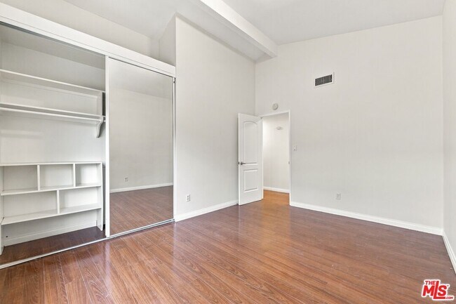 Building Photo - 15920 Gledhill St