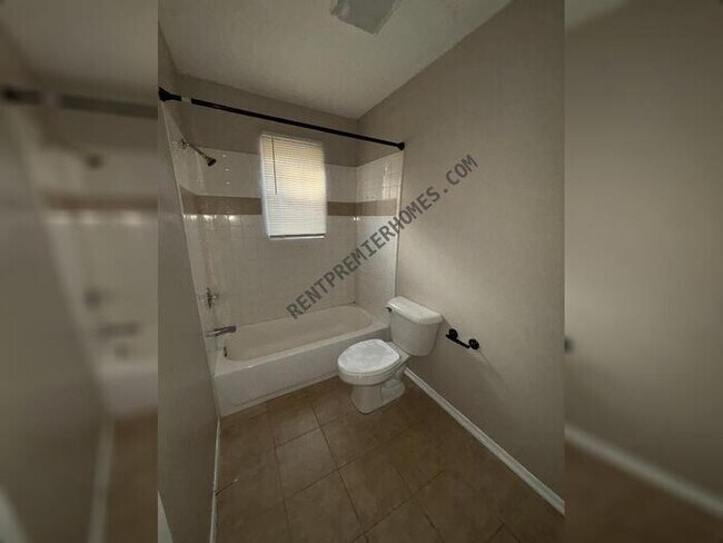 Building Photo - 28 Countrywood St