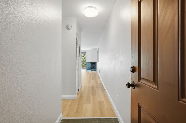 Building Photo - Mercer Island Condo with Reserved Parking & In-Unit Laundry!