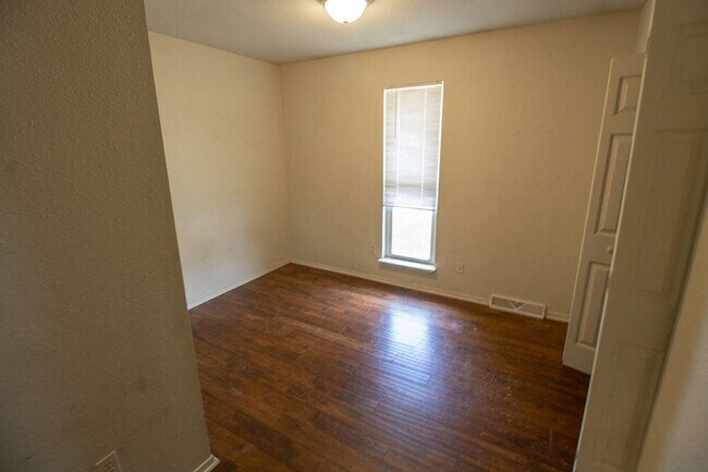 Building Photo - 1013 W Ash St