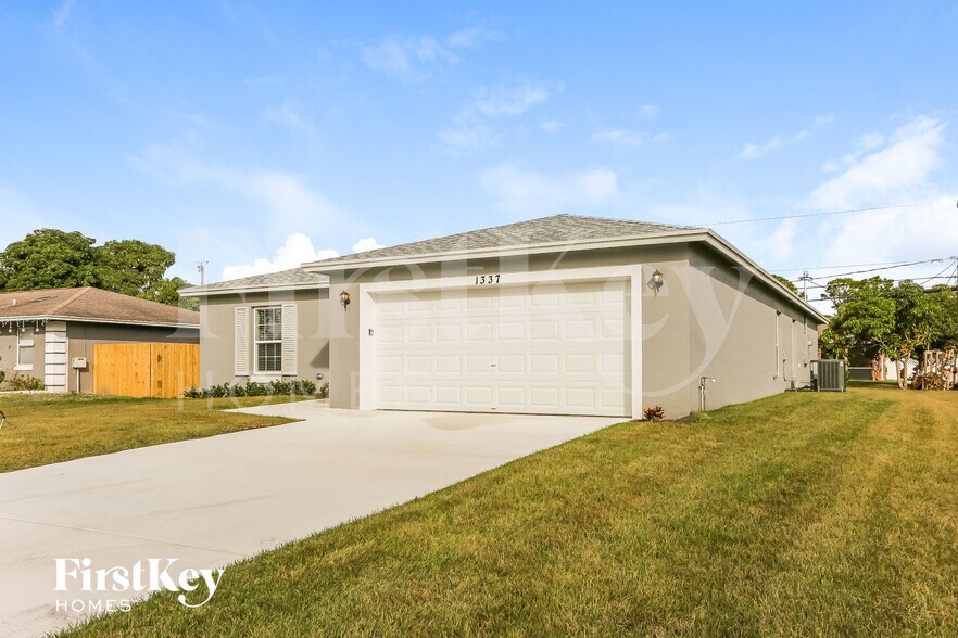 Building Photo - 1337 SW Goodman Ave