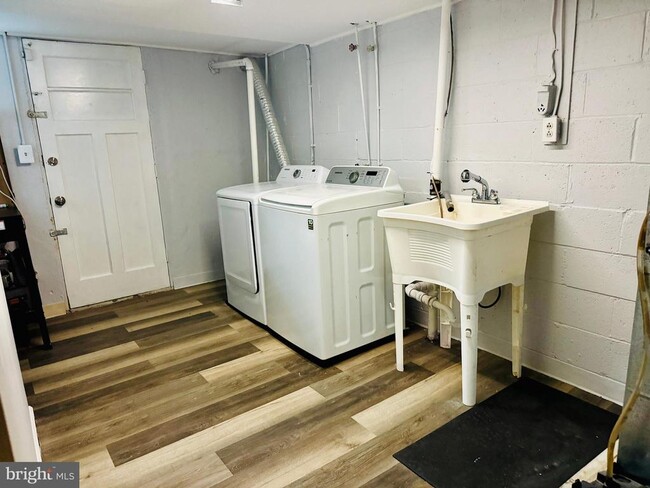 Building Photo - 8134 Mid Haven Rd