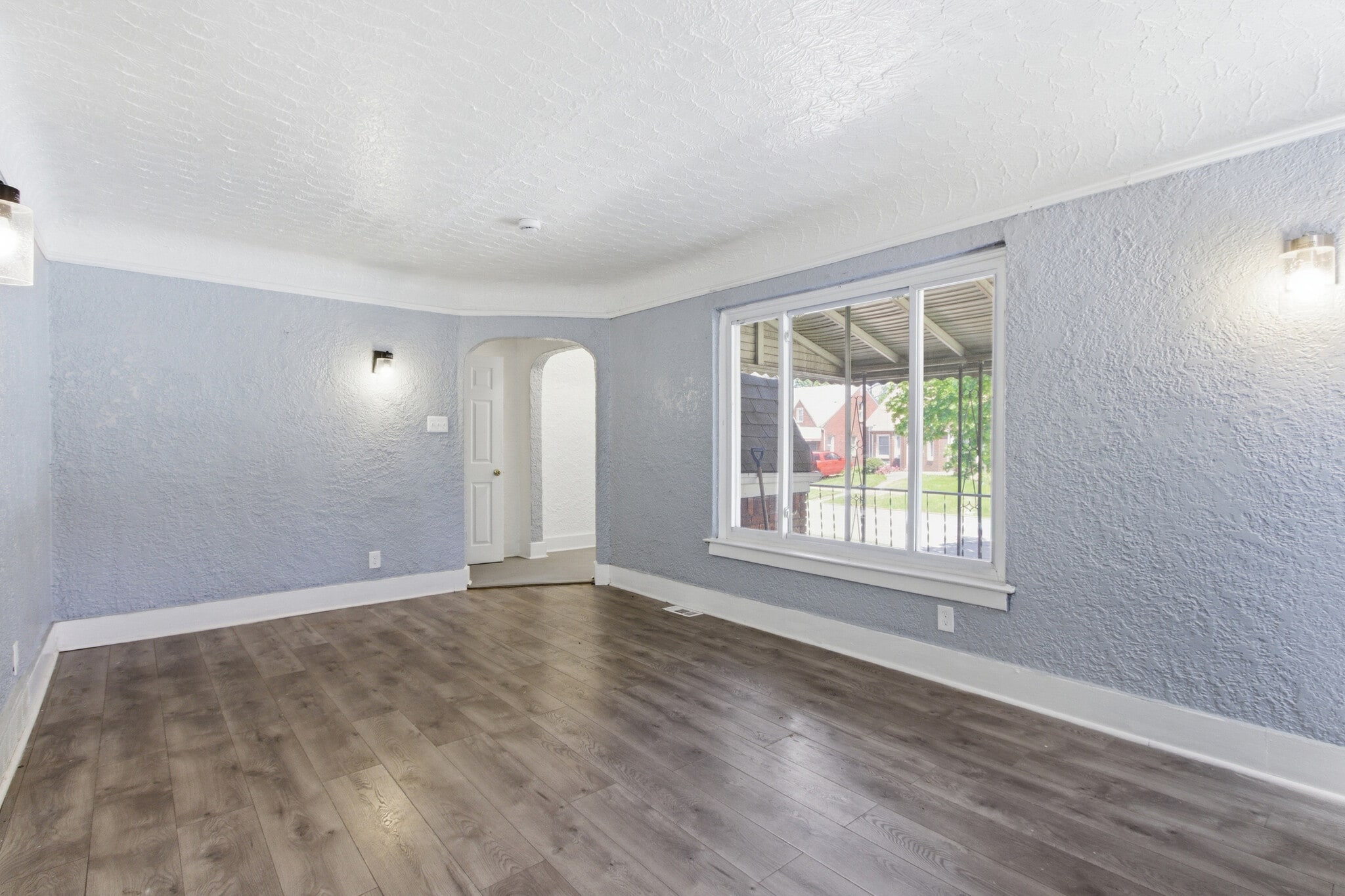 Building Photo - 15087 Pinehurst St