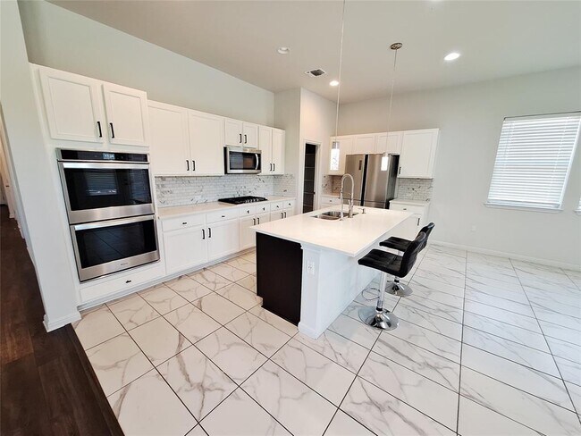 Building Photo - 7800 Hillock Terrace