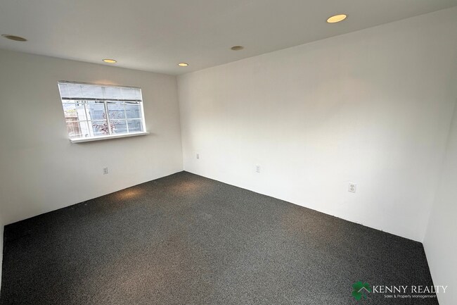 Building Photo - 136 Rosewood Way