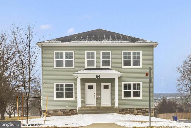 Building Photo - 406 W Green St