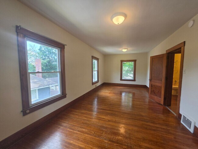 Building Photo - Kent Ohio 2 Bedroom 1.5 Bath 2 Bonus Rooms.