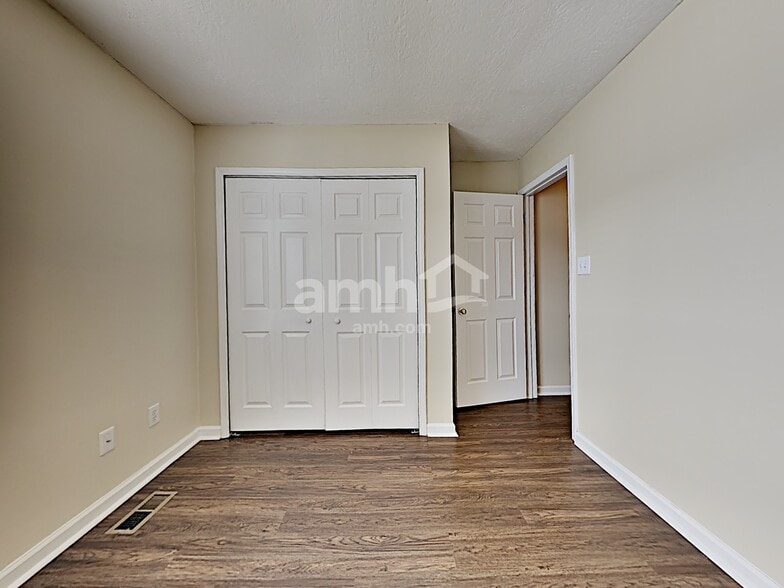 Building Photo - 1405 Randall Park Dr