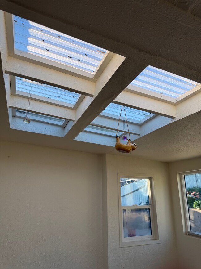 Building Photo - Beautifully Updated 3 Bed, 2 Bath Home in West Vista