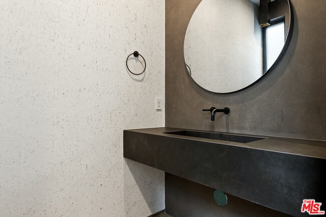 Building Photo - 738 N Harper Ave