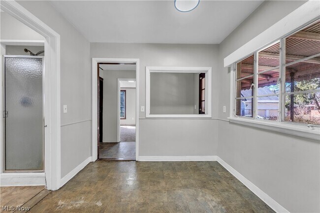 Building Photo - 2150 Glenridge Rd