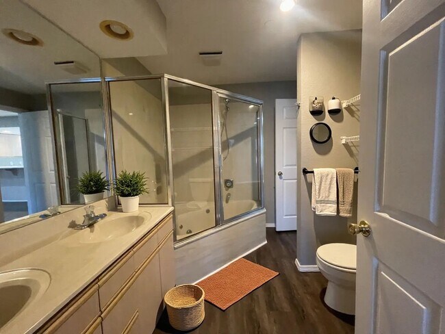 Building Photo - Beautiful Two Bedroom 2 bath Apartment wit...