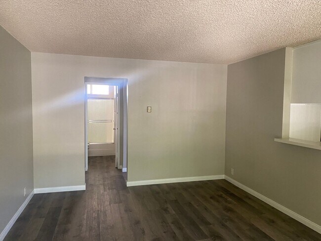 Building Photo - Spacious 1 Bedroom 1 Bath Upstairs Apartment