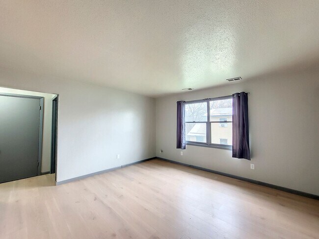 Building Photo - 303 Larson Ct