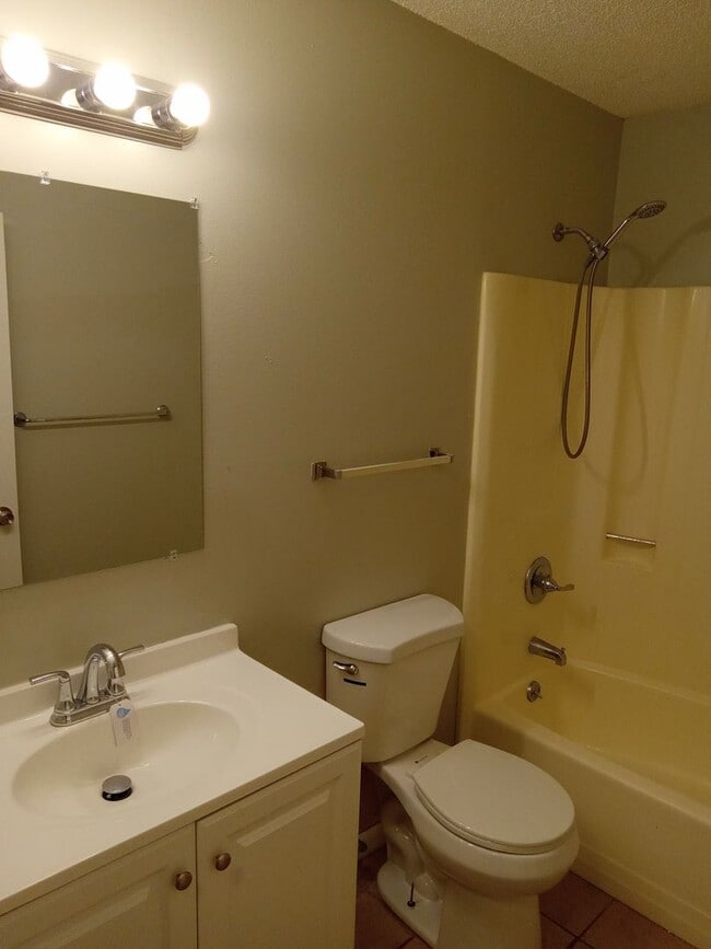 Building Photo - Move-In Ready 2BR/2BA Home with Modern Upd...