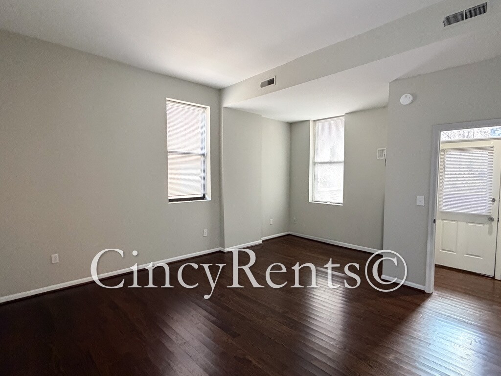 Building Photo - 422 Clark St