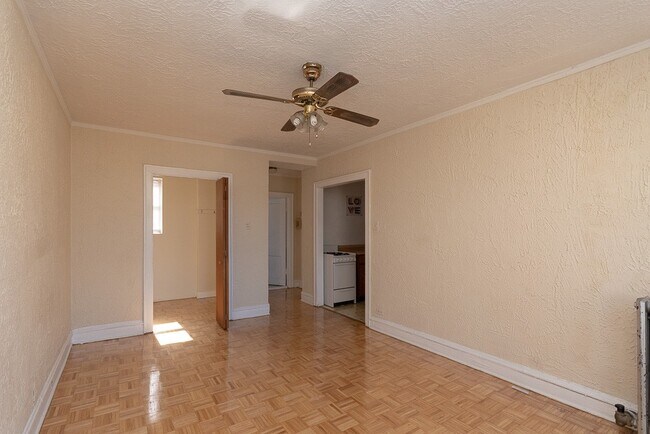 Building Photo - 714 W Belmont Ave