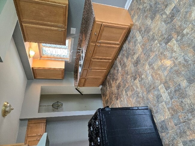 Building Photo - 3 bed 1 bath brick ranch - Available now!