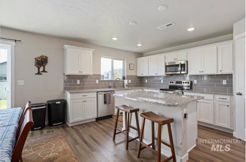 Building Photo - 765 SW Huebert St