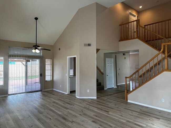 Building Photo - Beautiful Orangecrest Rental – Move-In Ready!