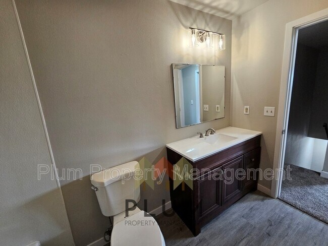 Building Photo - 809 Bulwer St