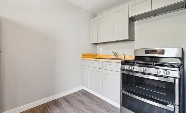 Building Photo - Studio Apartment in Central City