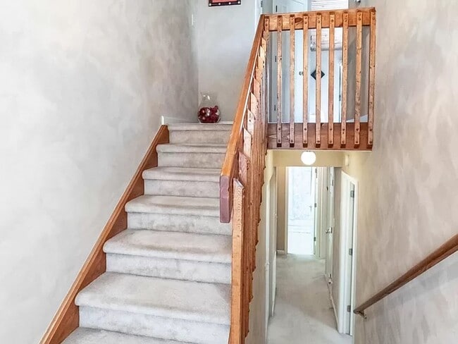 Building Photo - Townhome With Garage!