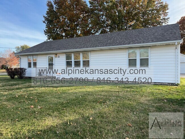Primary Photo - Spacious Gladstone Ranch!