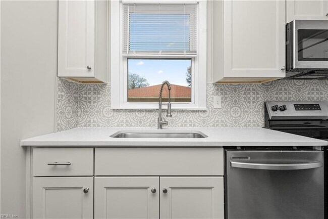 Building Photo - 229 Woodview Ave