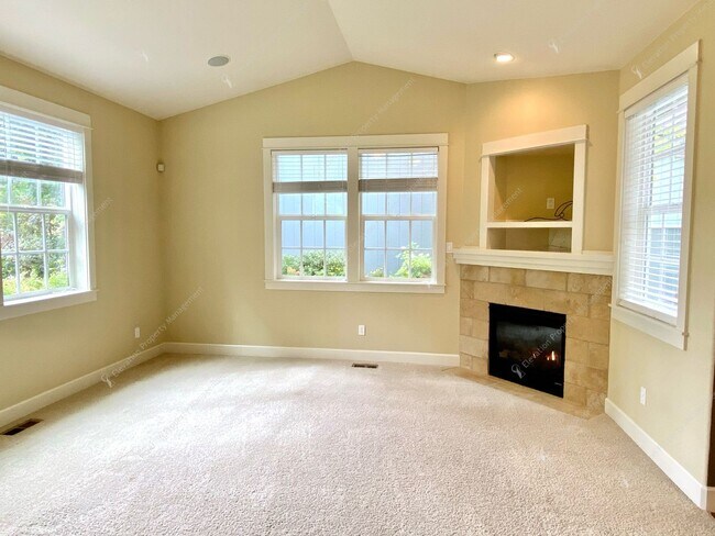 Building Photo - 3BR - 2.5 BA Charming Greenway Home in Lar...