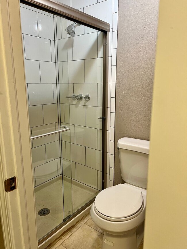 Building Photo - Spacious 3 bedroom Duplex