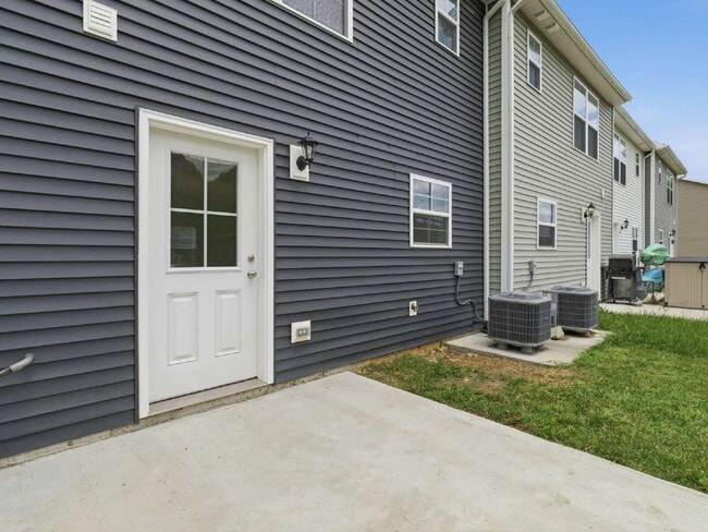 Building Photo - 8780 Hillside Way
