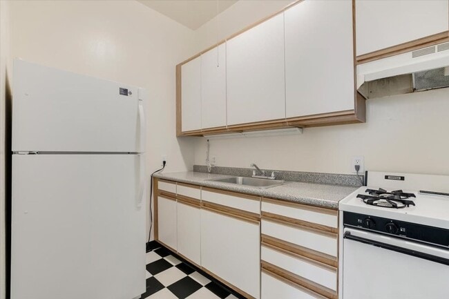 Building Photo - Cute and vintage 1/1 in Goose Hollow!