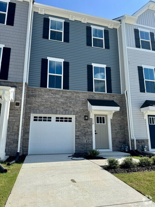 Building Photo - 3 Bedroom Townhouse w/garage located in Po...