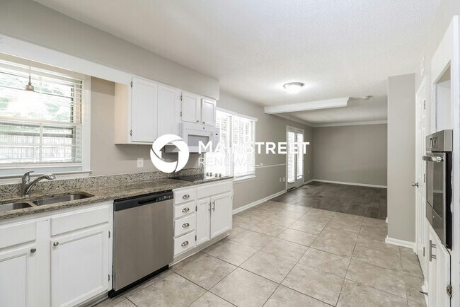 Building Photo - 3 Bedroom Pet-Friendly Home in Charlotte, NC with Main Street Renewal