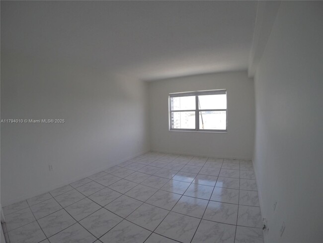 Building Photo - 400 Kings Point Dr