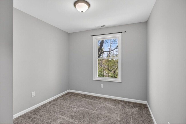 Building Photo - 135 Swallow Dr