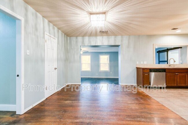 Building Photo - 2205 Live Oak St