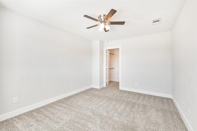 Building Photo - 13083 Clear View Dr