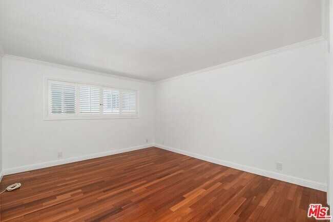 Building Photo - 404 San Vicente Blvd
