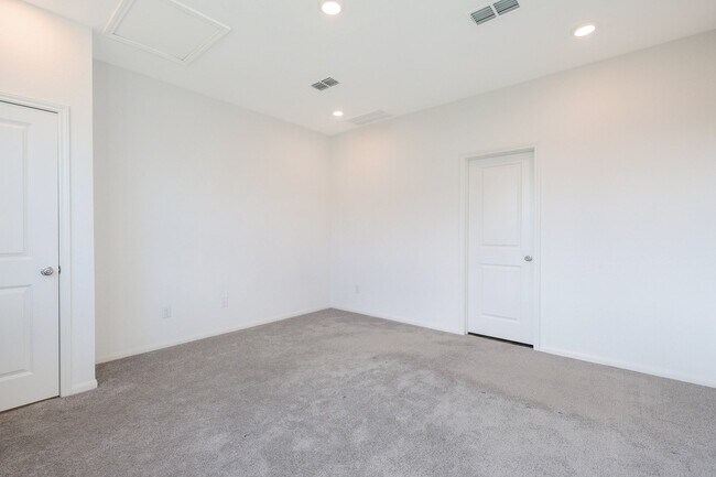 Building Photo - 1704 Greendale Dr