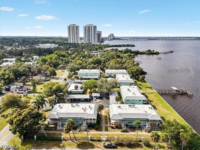 Building Photo - 3225 E Riverside Dr