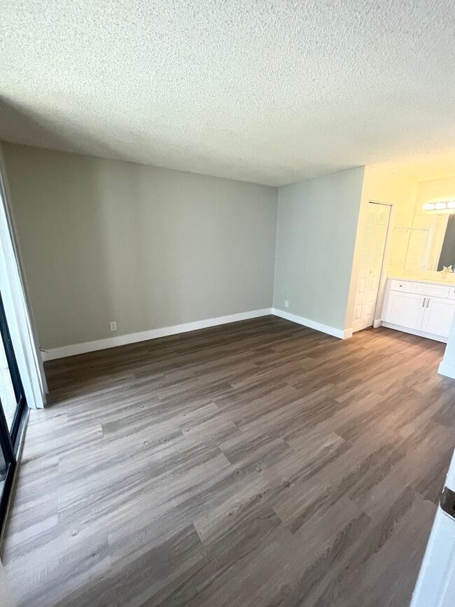 Building Photo - ONE BEDROOM ONE BATHROOM !! Waterfront Community