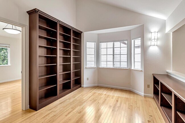 Building Photo - 302 Tadley Ct